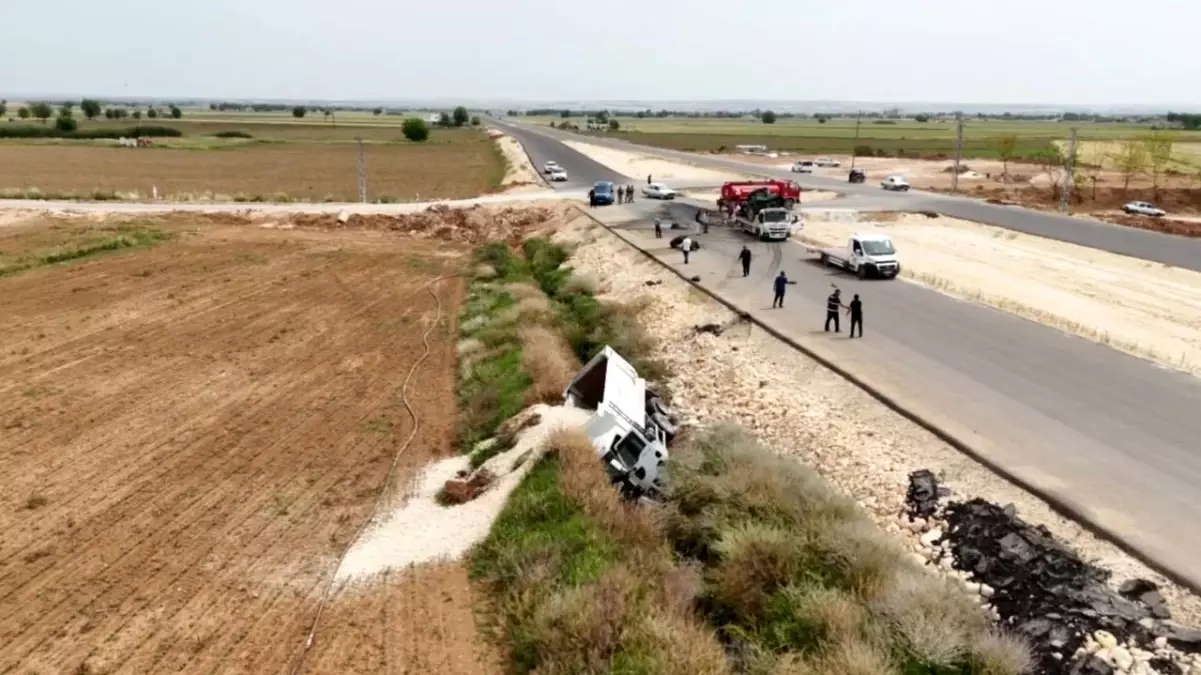 Şanlıurfa\'da Kum Kamyonu ile Traktör Çarpışması: 1\'i Ağır 3 Kişi Yaralandı