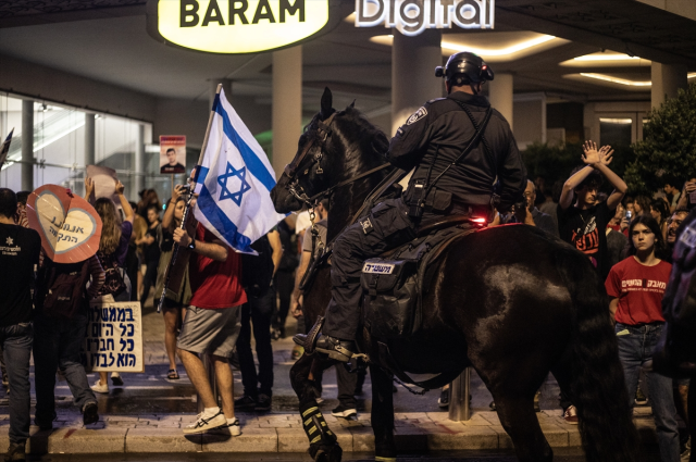 Tel Aviv'de sokaklar yangın yeri! Netanyahu'nun istifasını isteyen göstericilere polisten sert müdahale