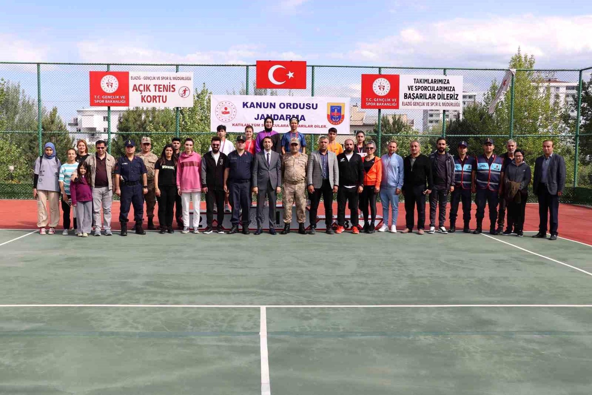 Elazığ\'da Jandarma\'nın 185. kuruluş yıl dönümü etkinlikleri kapsamında tenis turnuvası düzenlendi