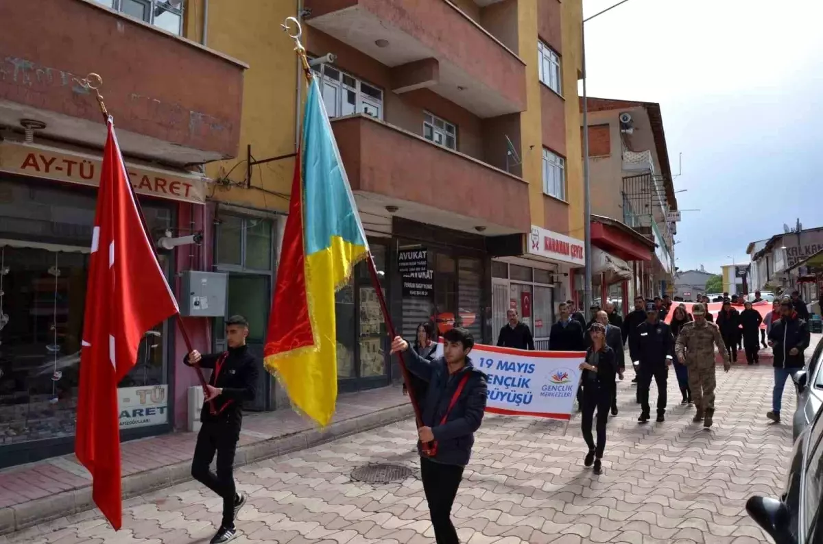 Erzincan\'da 19 Mayıs kutlamaları kapsamında Gençlik Yürüyüşü düzenlendi