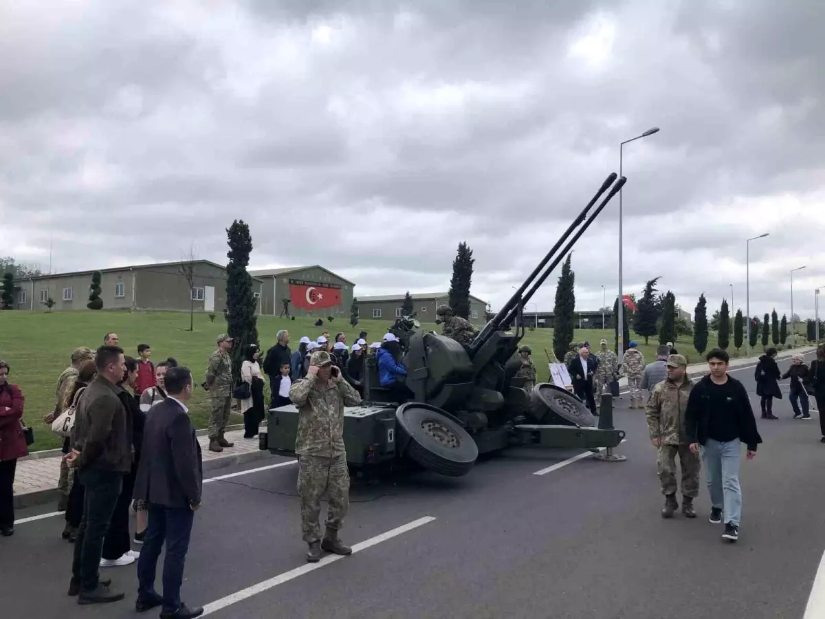 Tekirdağ\'da lise öğrencileri 19 Mayıs etkinliğinde askeri sergi gezdi