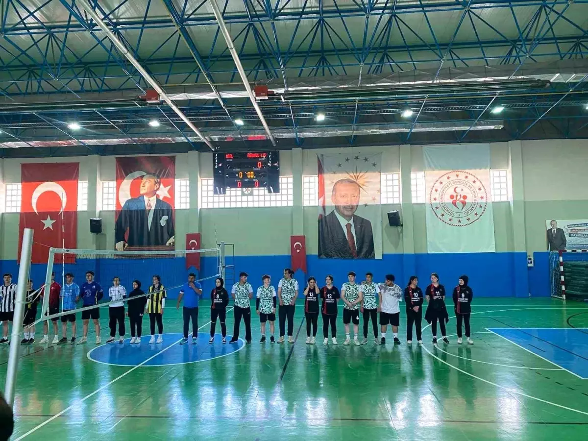 Türkeli İlçesinde Liseler Arası Voleybol Turnuvası\'nda Final Heyecanı