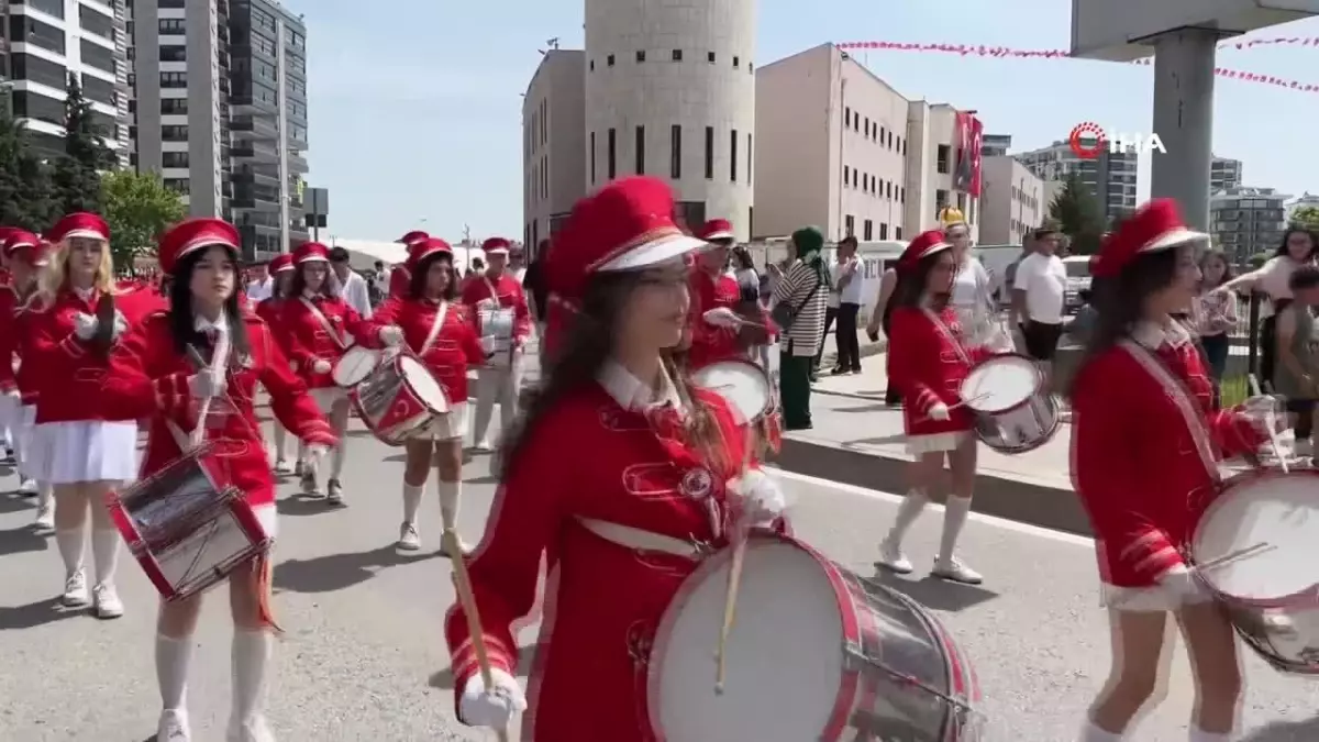 Uşak\'ta Gençlik Festivali Kortej Yürüyüşüyle Başladı