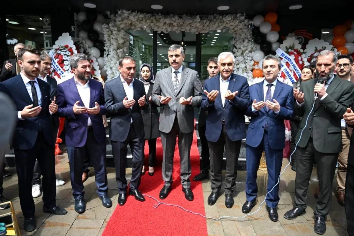 Erzurum Valisi Mustafa Çiftçi, Güneş Optik Mağazası\'nın açılışına katıldı