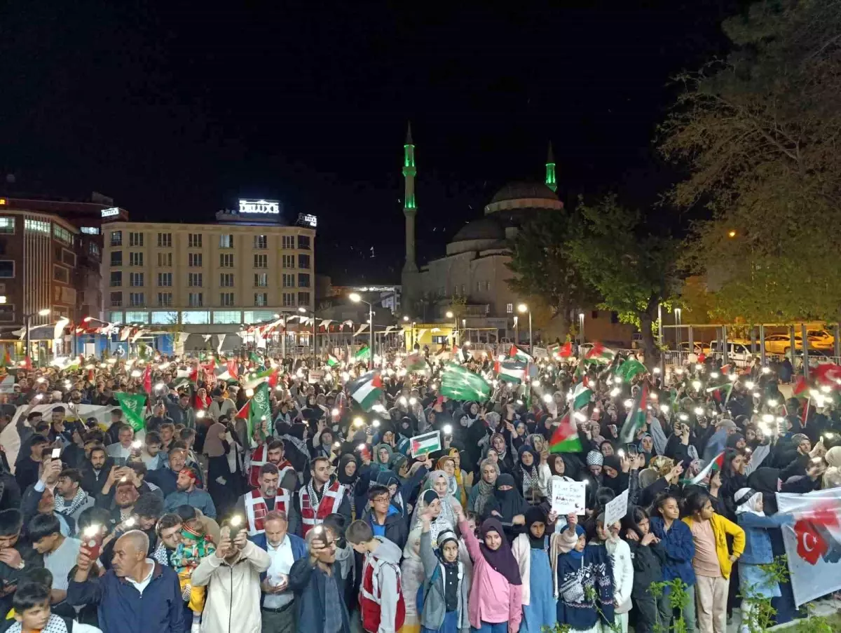 Van\'da binlerce kişi İsrail\'in saldırılarını protesto etti