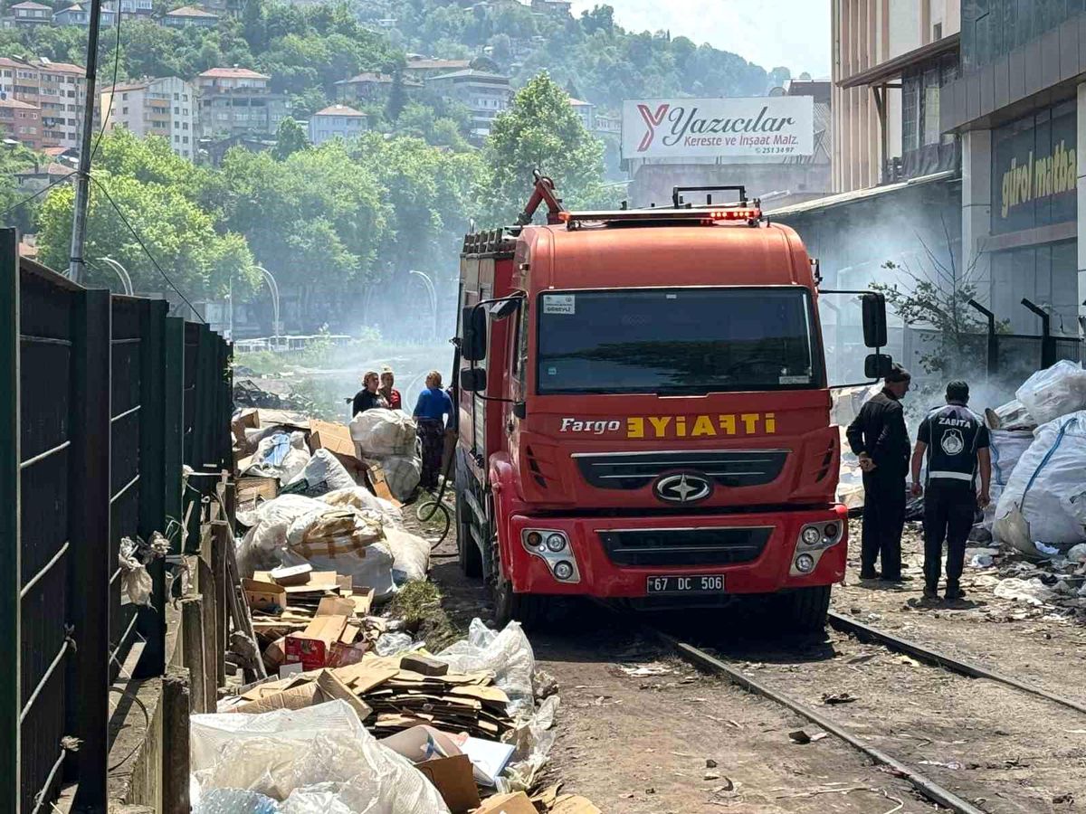 Zonguldak\'ta Acılık semtinde çıkan yangın ekipleri harekete geçirdi