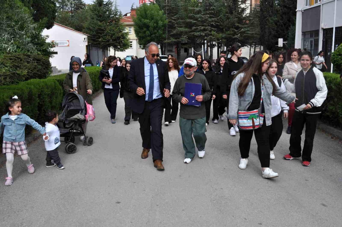 77 yaşındaki usta, yeni çıraklar yetiştirmek için okula döndü