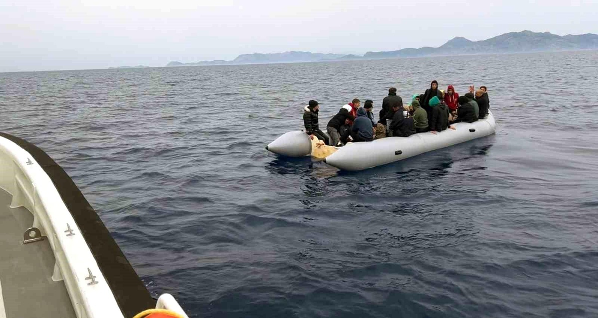 Yunanistan Sahil Güvenlik Unsurları Tarafından Türk Karasularına Geri İtildi, 9 Çocuk ve 26 Düzensiz Göçmen Kurtarıldı