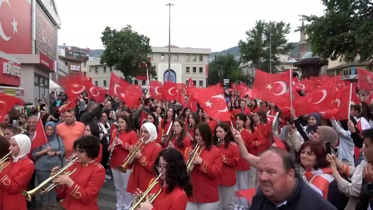 Osmangazi Belediyesi\'nin düzenlediği 1. Osmangazi Gençlik Yürüyüşü\'nde Haluk Levent de katıldı