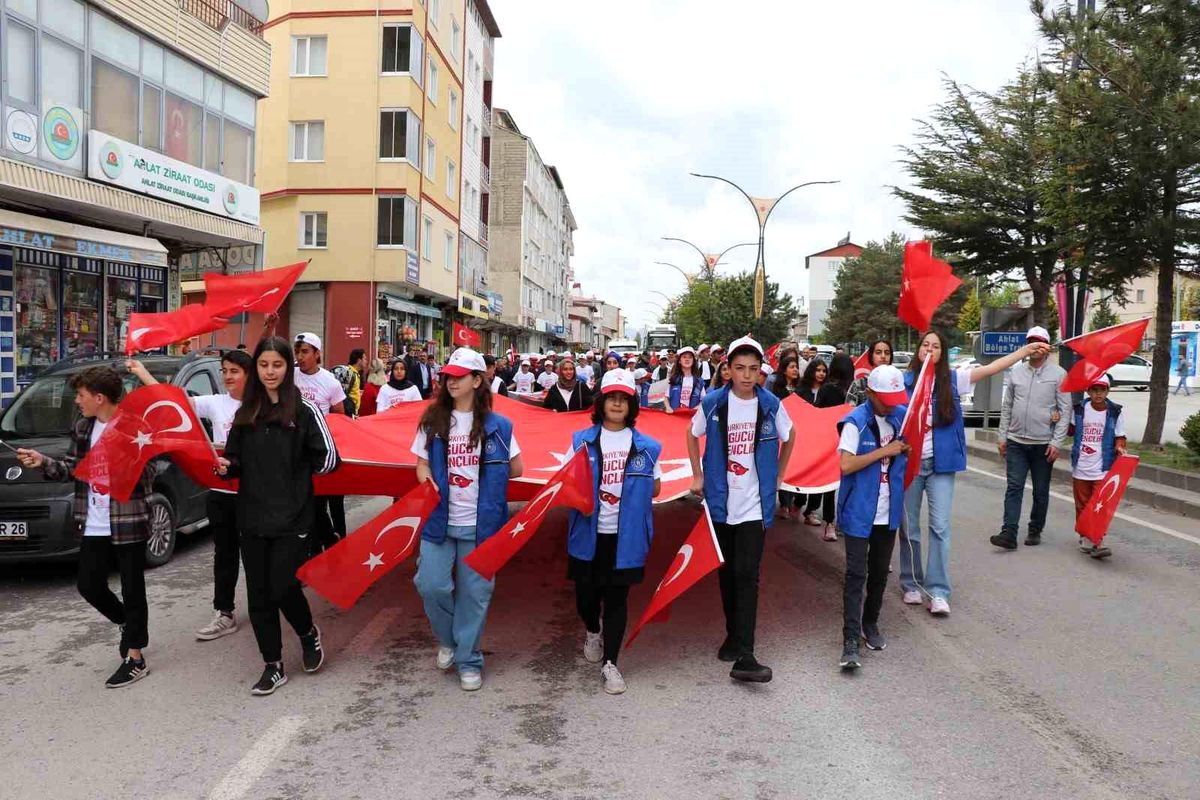 Ahlat\'ta 19 Mayıs coşkusu