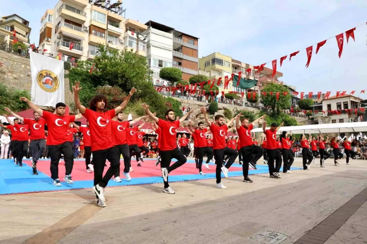 Alanya Belediye Başkanı 19 Mayıs\'ı kutladı