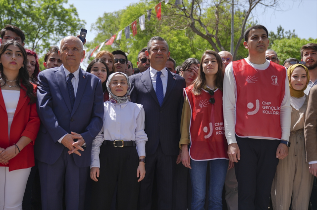 Anıtkabir'e yürüyen Özgür Özel'den Atatürk'e: Partini iktidar yapmış olarak geleceğiz