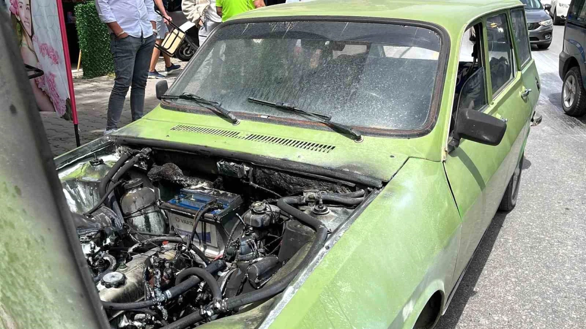 Bolu\'da bir otomobil alev aldı, trafik polisleri yangını söndürdü