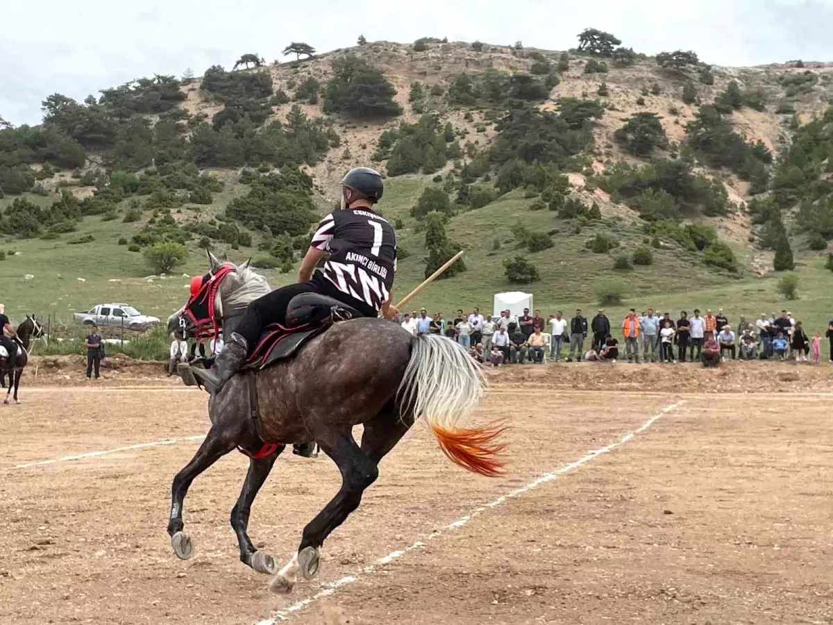 Eskişehir\'de Atatürk\'ü Anma, Gençlik ve Spor Bayramı Atlı Cirit Oyunuyla Kutlandı