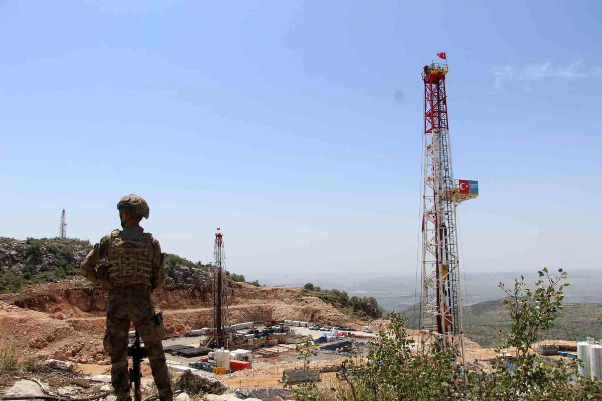 Bakan Bayraktar, petrol üretim alanında incelemelerde bulundu