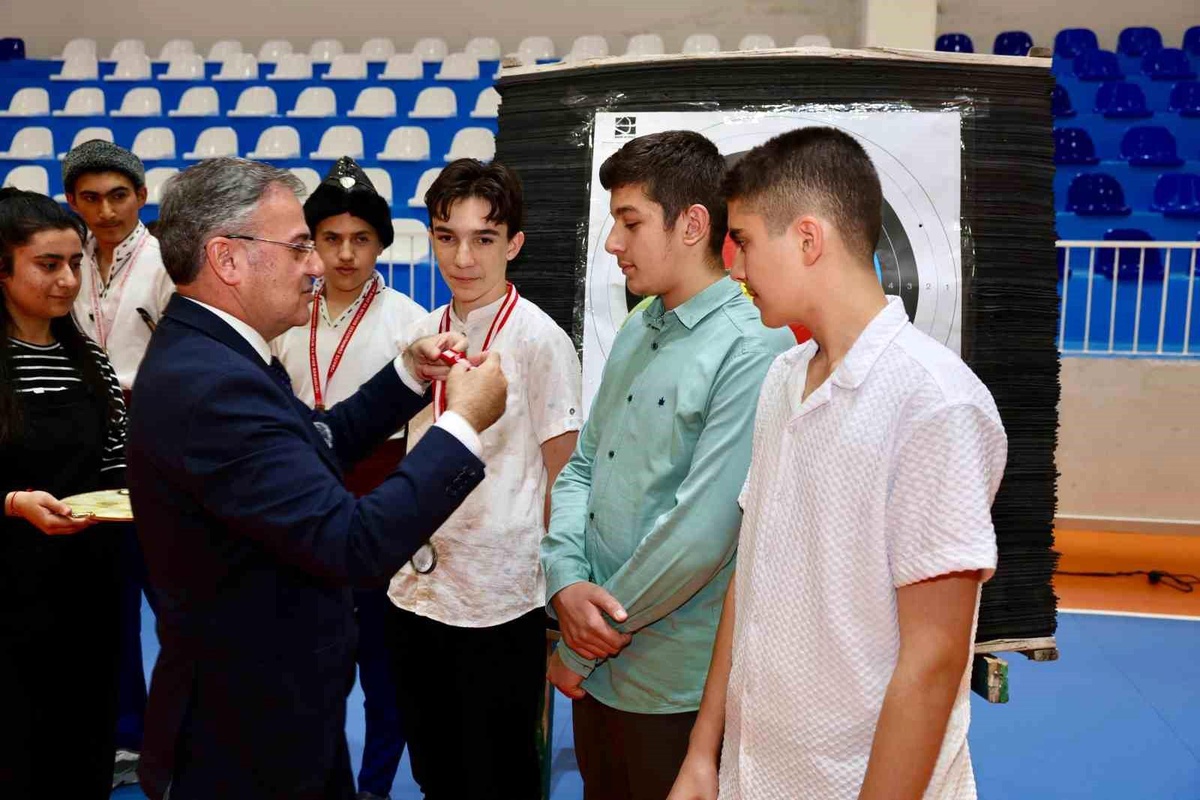 Hacılar\'da 19 Mayıs Atatürk\'ü Anma Gençlik ve Spor Bayramı Kutlamaları