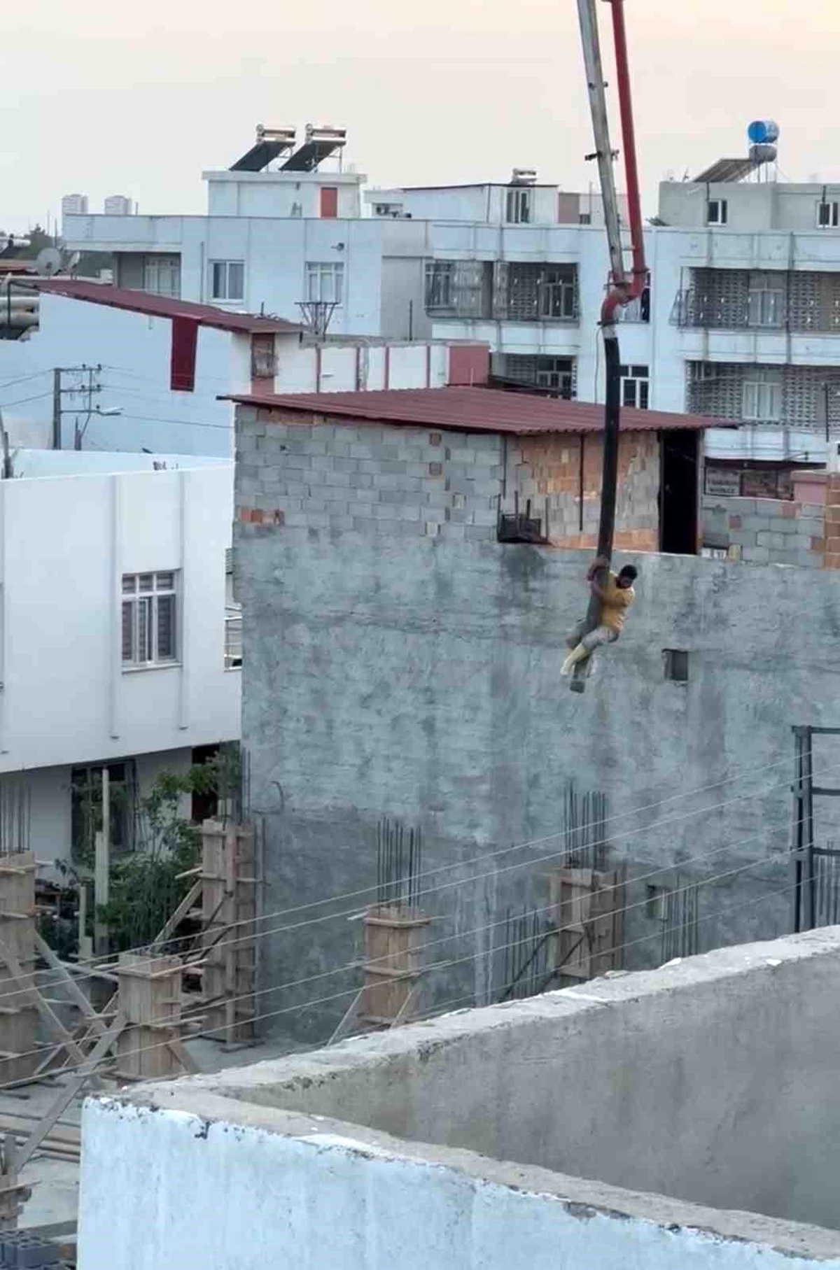 Adana\'da inşaat işçisi beton mikserinin hortumuna tutunarak yer değiştirdi