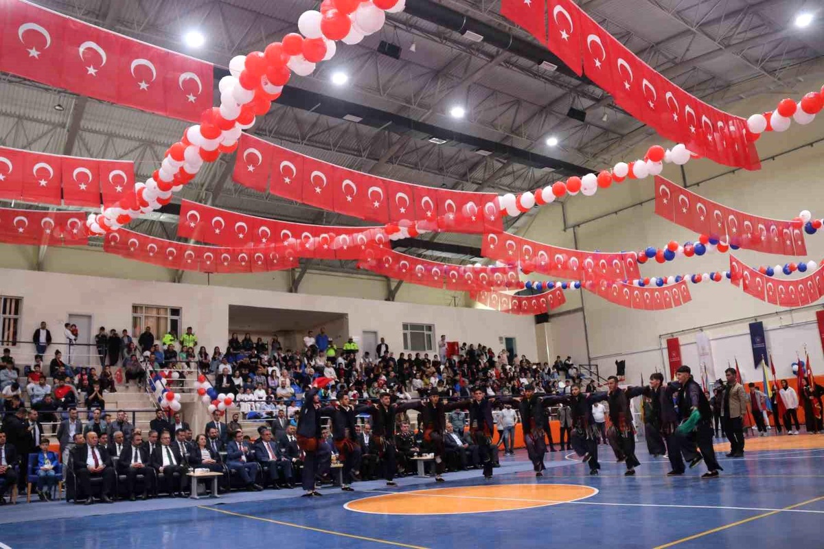Bitlis\'te 19 Mayıs Atatürk\'ü Anma, Gençlik ve Spor Bayramı Kutlandı