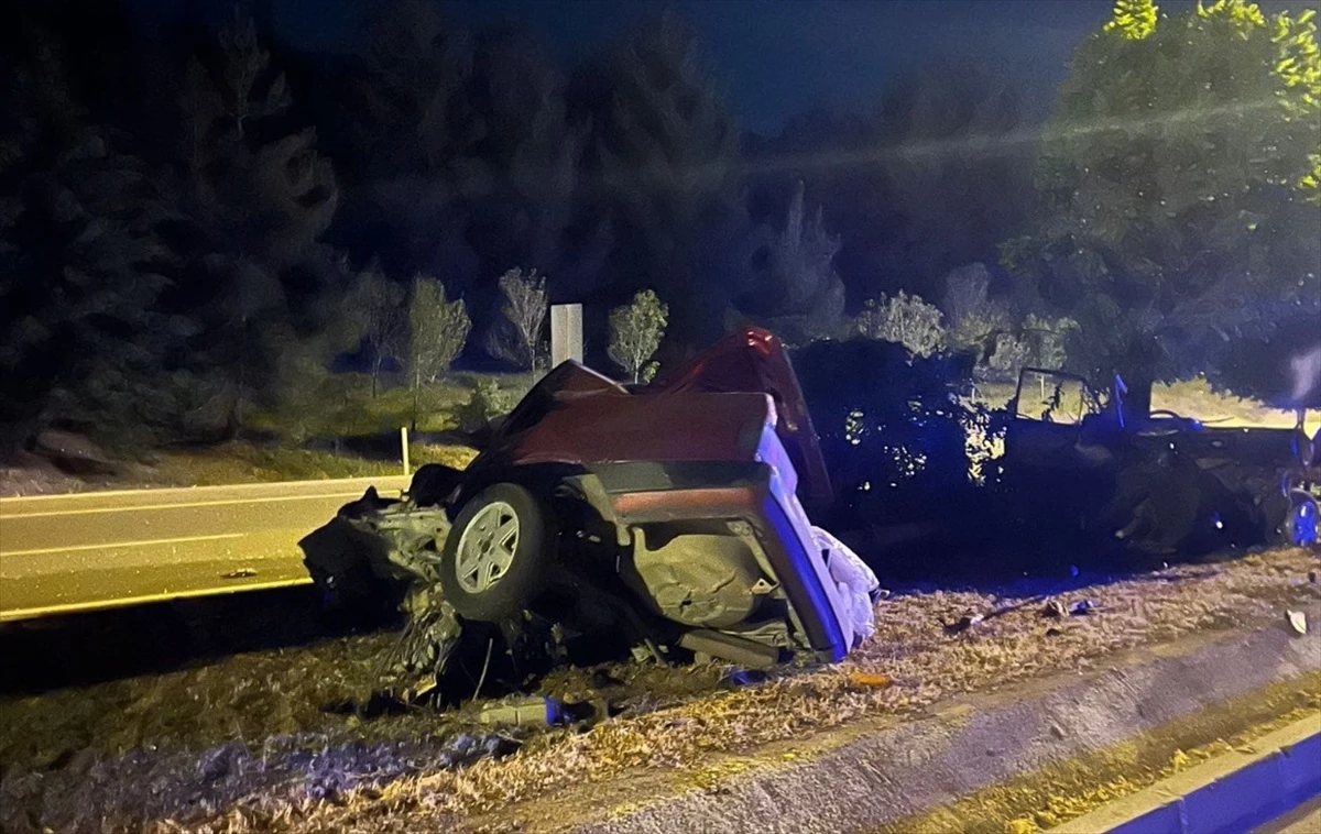 Burdur\'da otomobilin ağaca ve direğe çarpması sonucu yaralanan sürücü hastaneye kaldırıldı