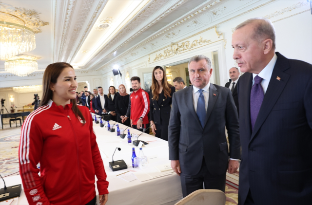 Cumhurbaşkanı Erdoğan gençlerle buluştu! 19 Mayıs için bestelenen marş ilk kez okundu