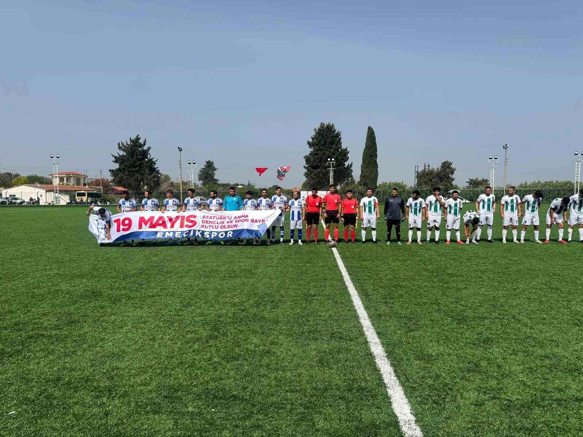 Emecikspor Taraftarı 19 Mayıs Coşkusunu Sahaya Yansıttı