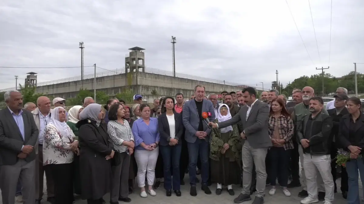 DEM Parti Eş Genel Başkanları Figen Yüksekdağ\'ı ziyaret etti