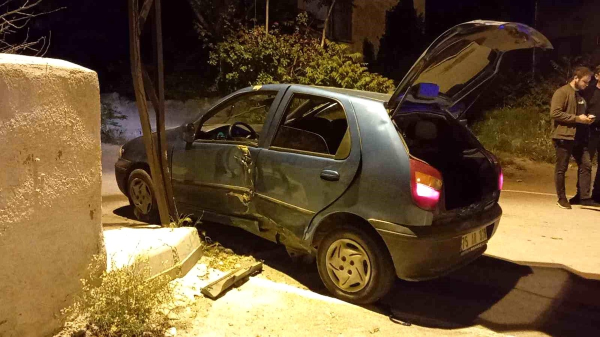 Çorum\'da Dur İhtarına Uymayan Otomobil Direğe Çarptı