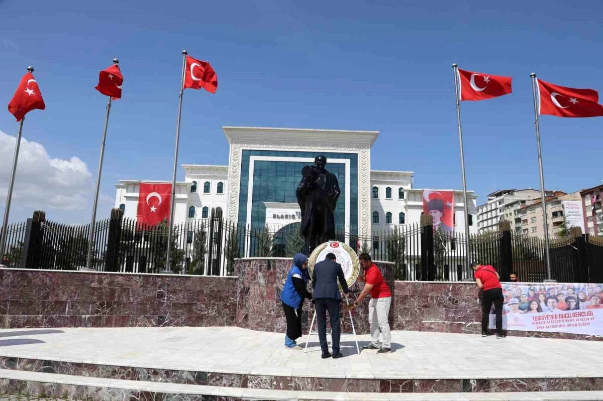 Elazığ\'da Atatürk Anıtı\'na çelenk konuldu