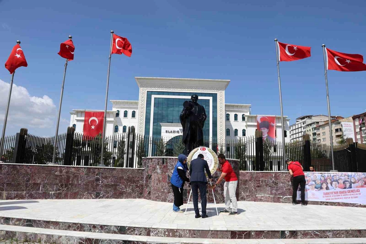 Elazığ\'da Atatürk Anıtı\'na çelenk konuldu