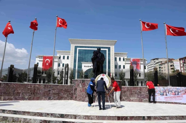 Elazığ'da Atatürk Anıtı'na çelenk konuldu