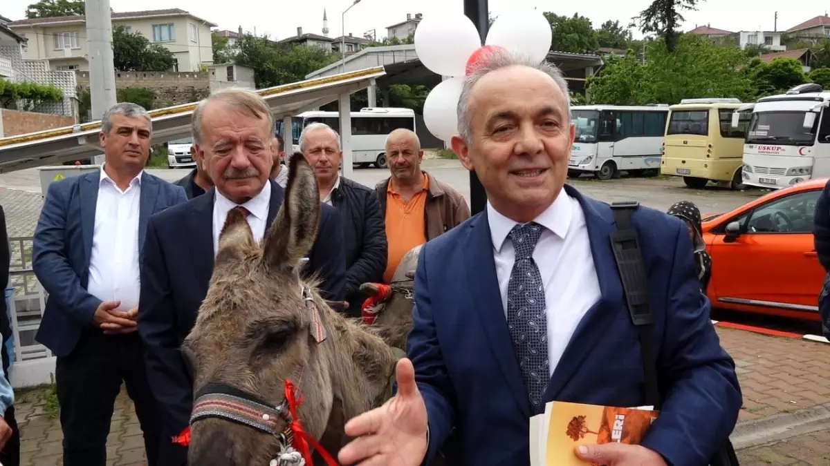 Eşekli Dostoyevski Ersin Bilge, Köy Köy Dolaşarak Çocuklara Kitap Dağıtıyor