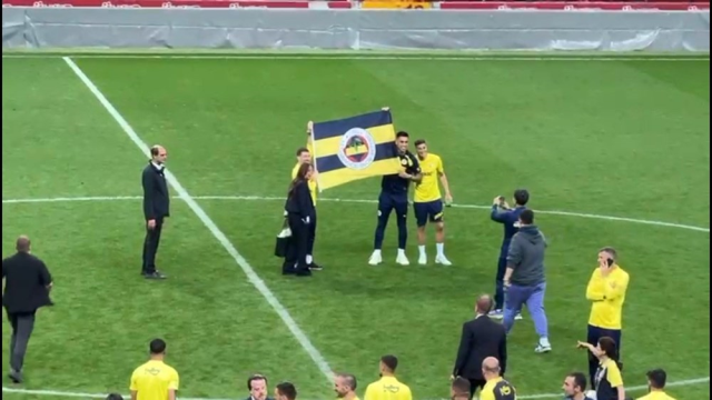 Fenerbahçeli futbolcular RAMS Park'ta bayrak açtı, olayların fitili ateşlendi