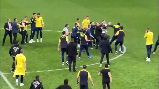 Fenerbahçeli futbolcular RAMS Park'ta bayrak açtı, olayların fitili ateşlendi