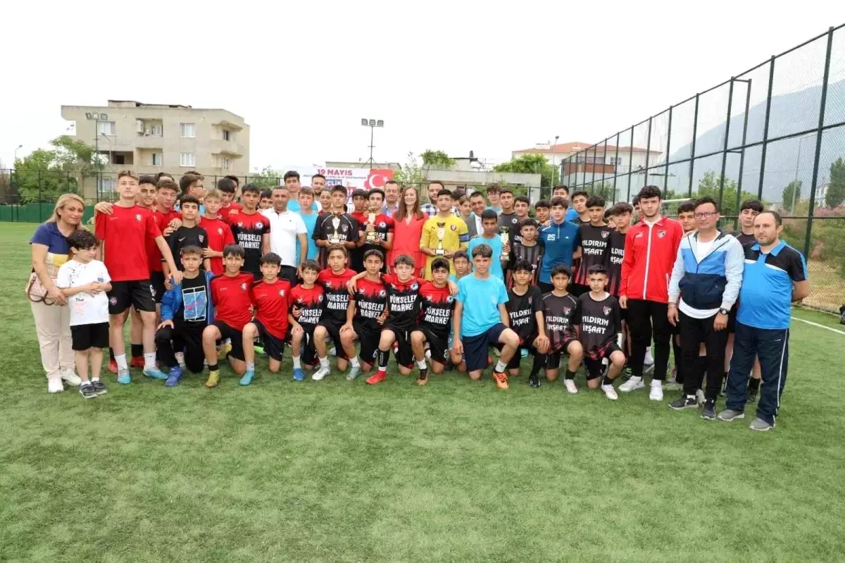 Manisa\'da düzenlenen Gençlik Futbol Turnuvası\'nda şampiyonluk kupaları verildi