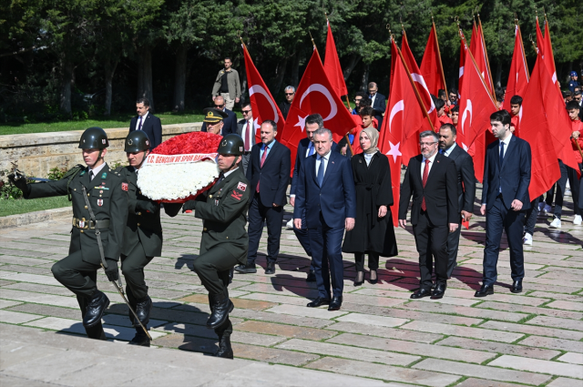 Gençlik ve Spor Bakanı Osman Aşkın Bak gençlerle Anıtkabir'de