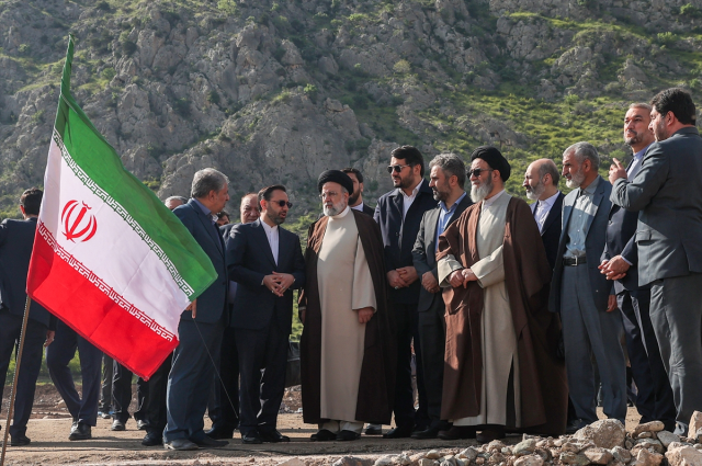 İran Cumhurbaşkanı İbrahim Reisi'yi taşıyan helikopter acil iniş yaptı