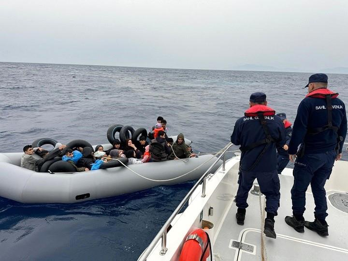 İzmir\'de 28 düzensiz göçmen kurtarıldı