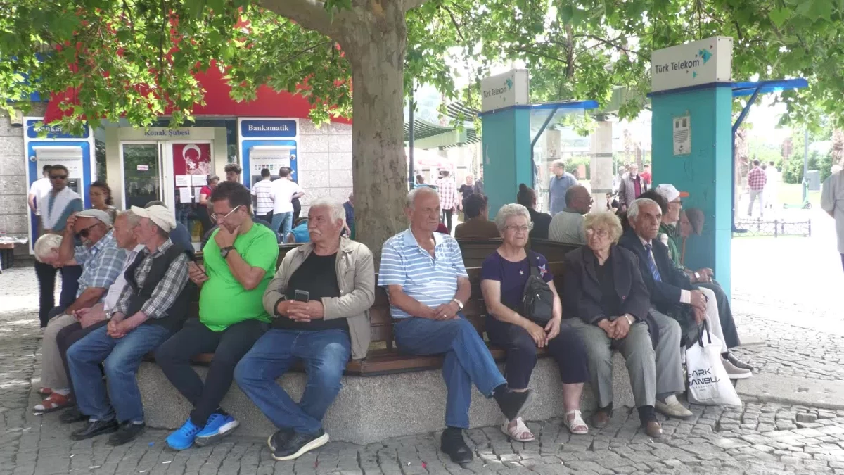 İzmir\'de Emeklilerden Bakan Işıkhan\'a "Yeni Hizmet Modeli\' Tepkisi: "Çalışma Bakanı Emeklilerle Dalga Geçmiş.