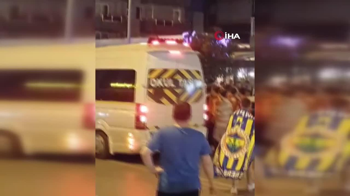 İzmir\'de Galatasaray ve Fenerbahçeli taraftarlar birbirine girdi