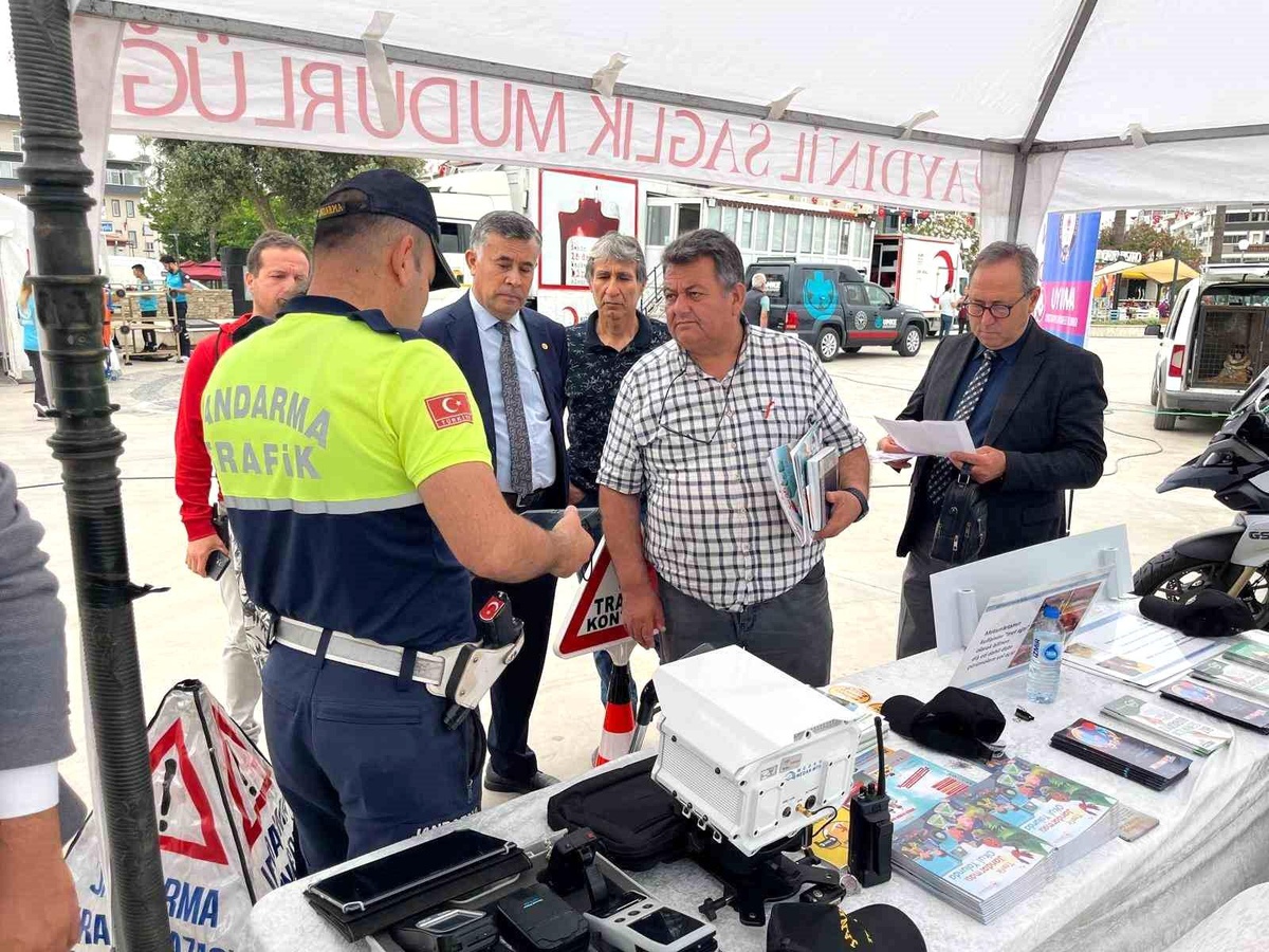Kuşadası\'nda Jandarma Ekipleri Trafik Bilgilendirme Çalışması Yaptı