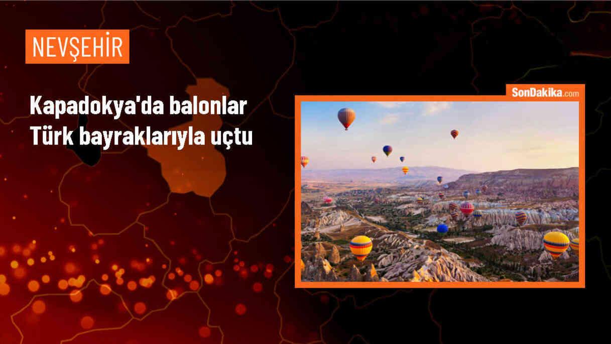 Kapadokya\'da Sıcak Hava Balonları Türk Bayraklarıyla Gökyüzünde