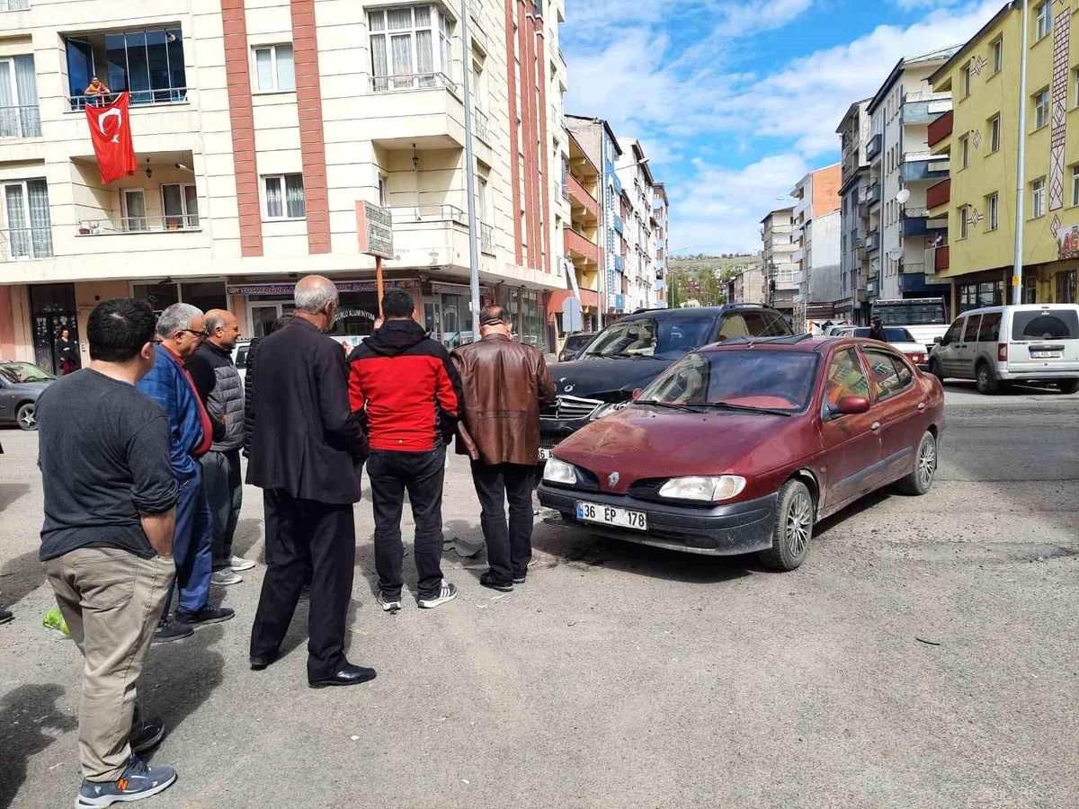 Kars\'ta Kavşakta Meydana Gelen Trafik Kazasında Maddi Hasar Oluştu