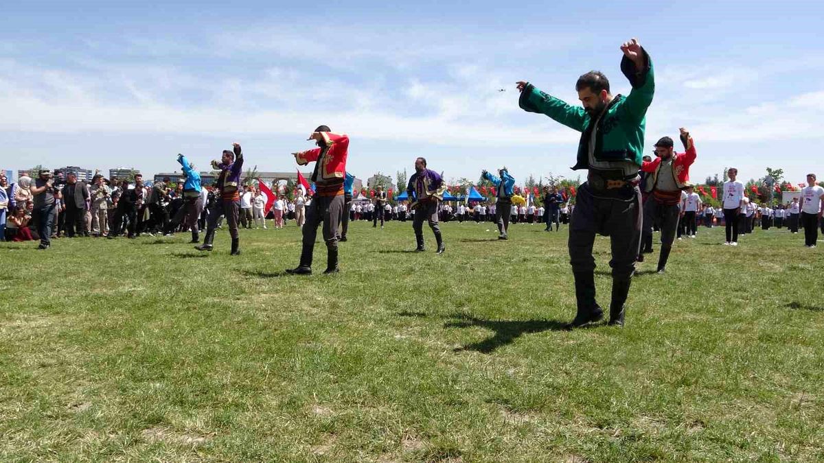 Kayseri\'de 19 Mayıs Atatürk\'ü Anma Gençlik ve Spor Bayramı Kutlandı