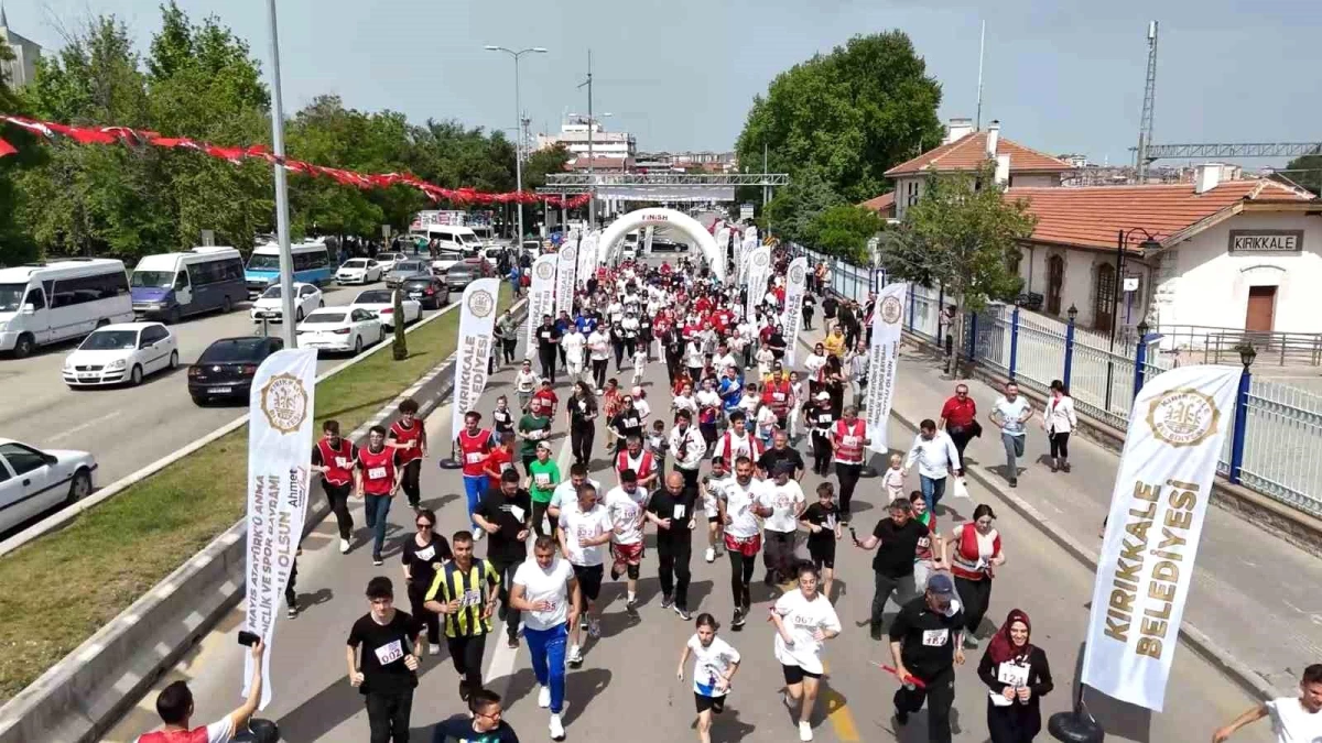Kırıkkale\'de 19 Mayıs Atatürk\'ü Anma, Gençlik ve Spor Bayramı kutlamaları kapsamında \'Halk Koşusu\' yapıldı