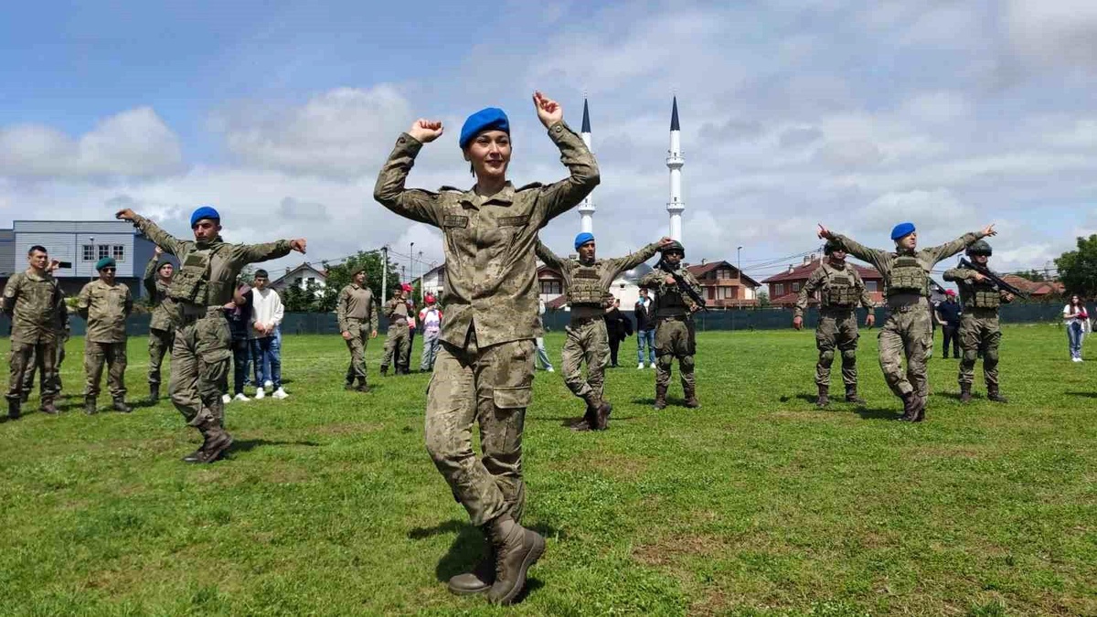 Kosova\'da Türk askerleri 19 Mayıs\'ı zeybek oynayarak kutladı