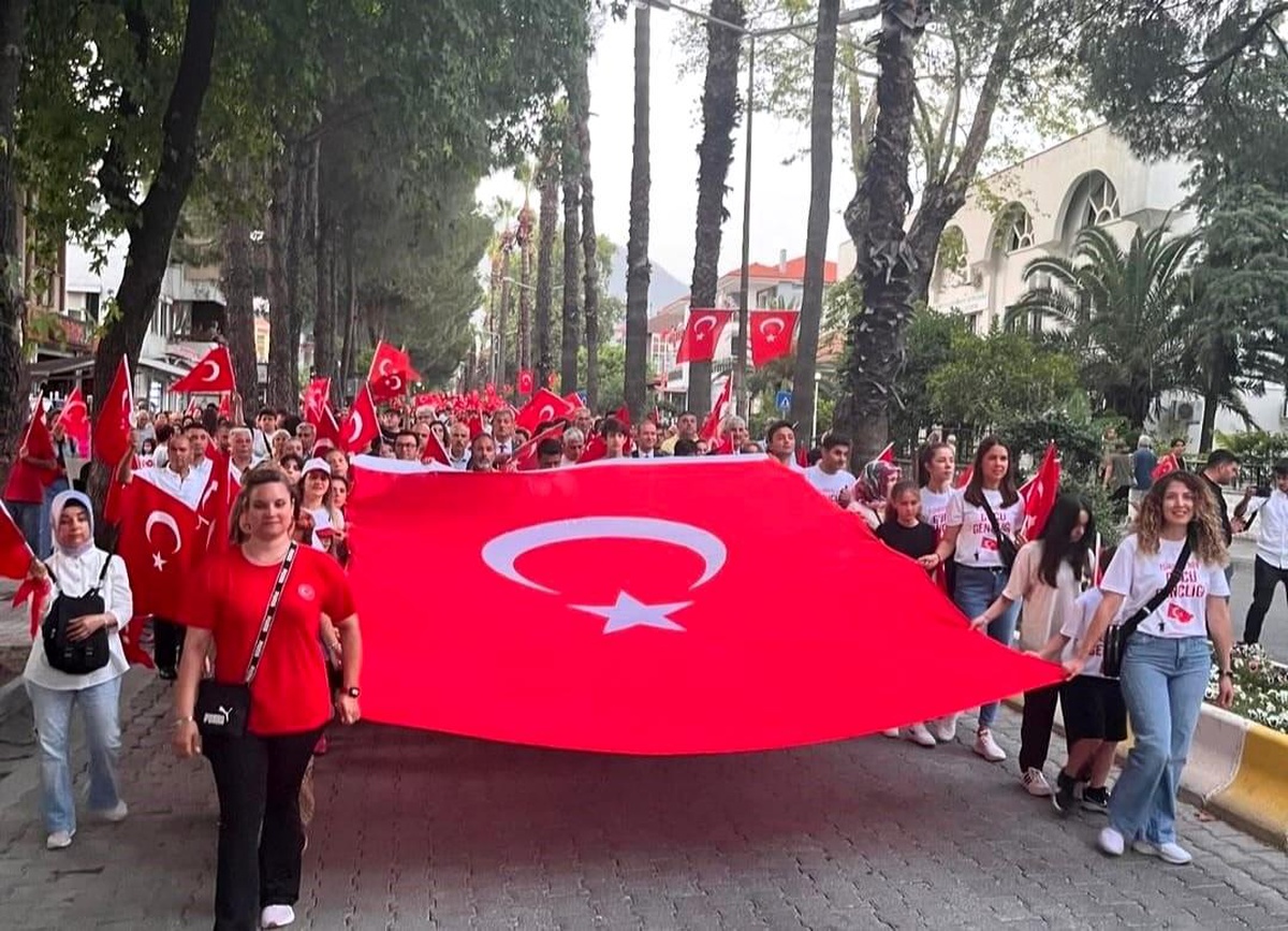 Köyceğiz\'de Gençlik Yürüyüşü ve Kolpa Konseriyle 19 Mayıs Coşkusu