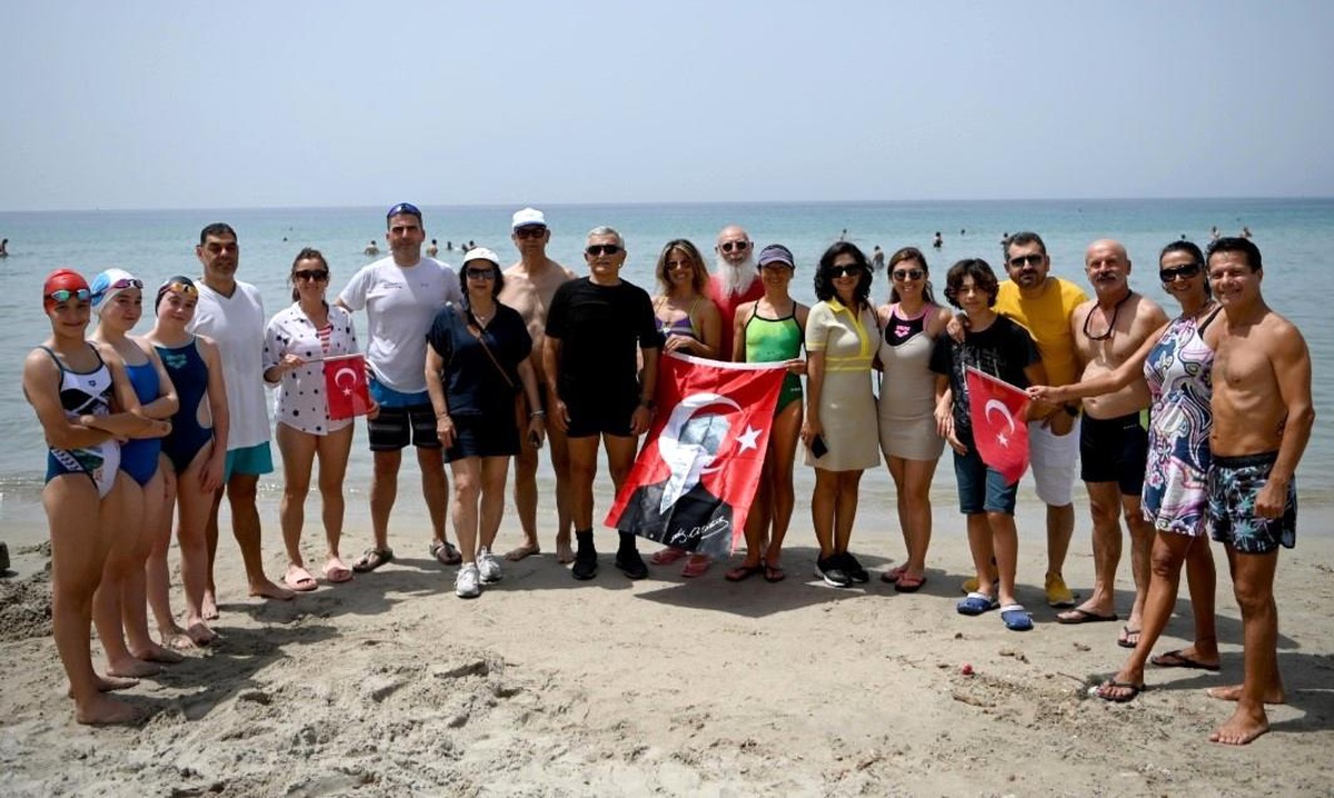 Kuşadası\'nda Atatürk\'ü Anma Etkinliği: Yüzücüler 2 Bin Metre Kulaç Attı