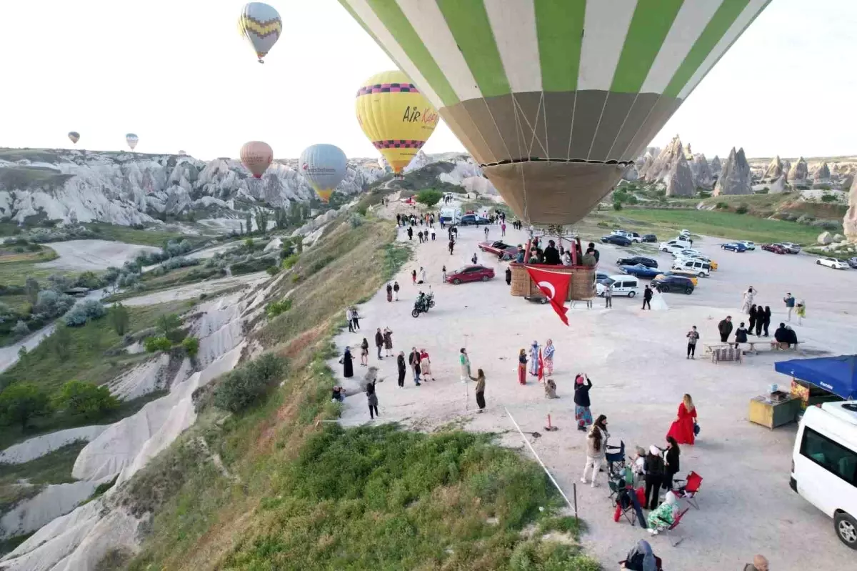 Kapadokya\'da Türk Bayraklarıyla Havalanan Sıcak Hava Balonları