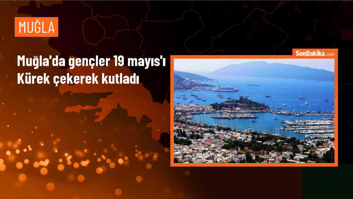 Muğla\'da gençler gölde kanolarıyla 19 Mayıs\'ı kutladı