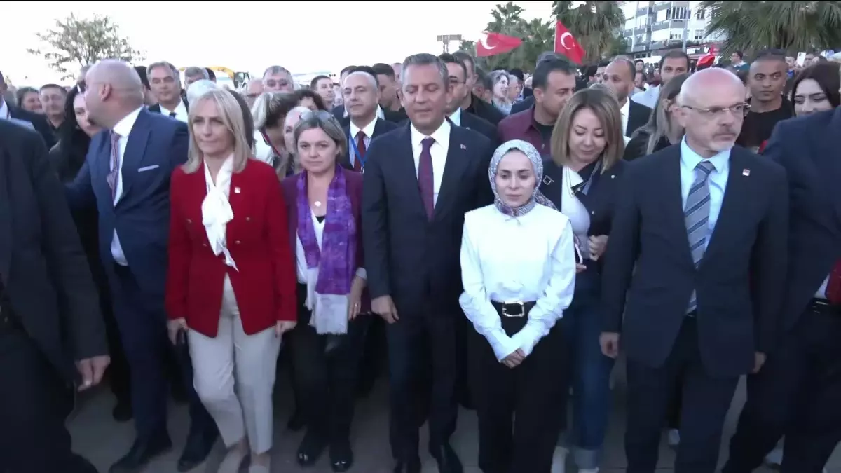 CHP Genel Başkanı Özgür Özel Samsun\'da Seçim Mücadelesi İçin Seferberlik İlan Etti